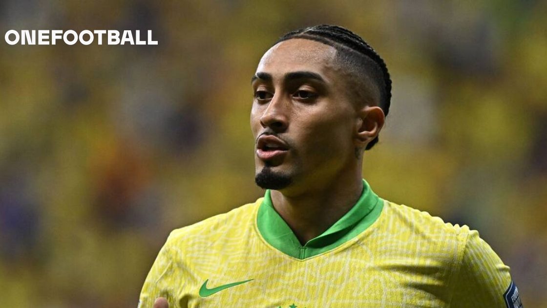 Raphinha con la camiseta número 10 de la selección de Brasil en un partido de la Fecha FIFA