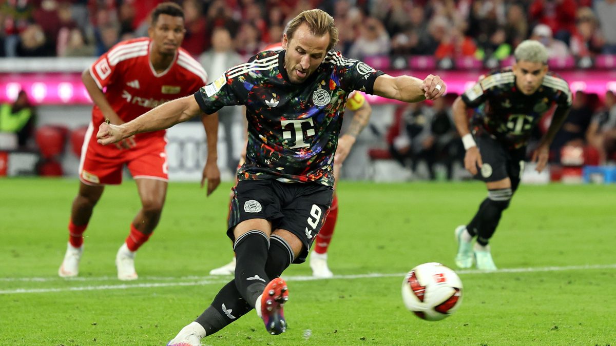 Harry Kane celebra su gol número 100 en la Bundesliga con el Bayern Múnich ante el Union Berlín en el Allianz Arena