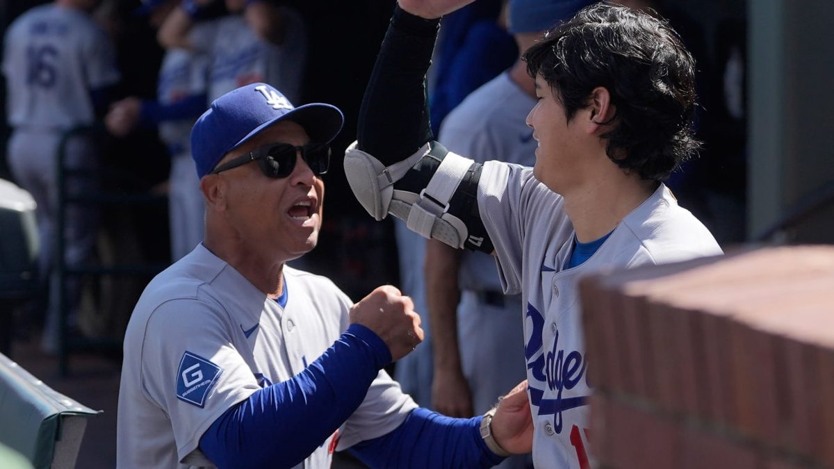 Dave Roberts, manager de los Dodgers, celebra la victoria número 100 de la temporada 2026 en Oracle Park
