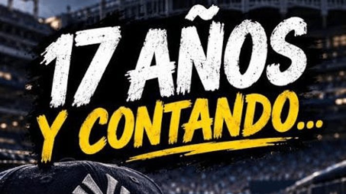 Aaron Boone en el dugout de los Yankees de Nueva York durante un juego de postemporada
