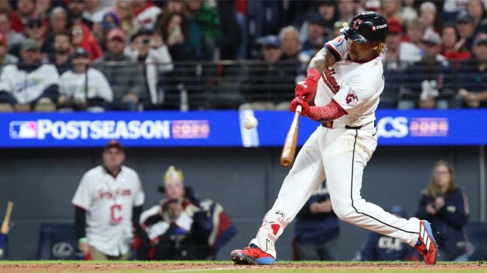 José Ramírez celebra tras conectar un sencillo en el Progressive Field durante los playoffs de la MLB 2026