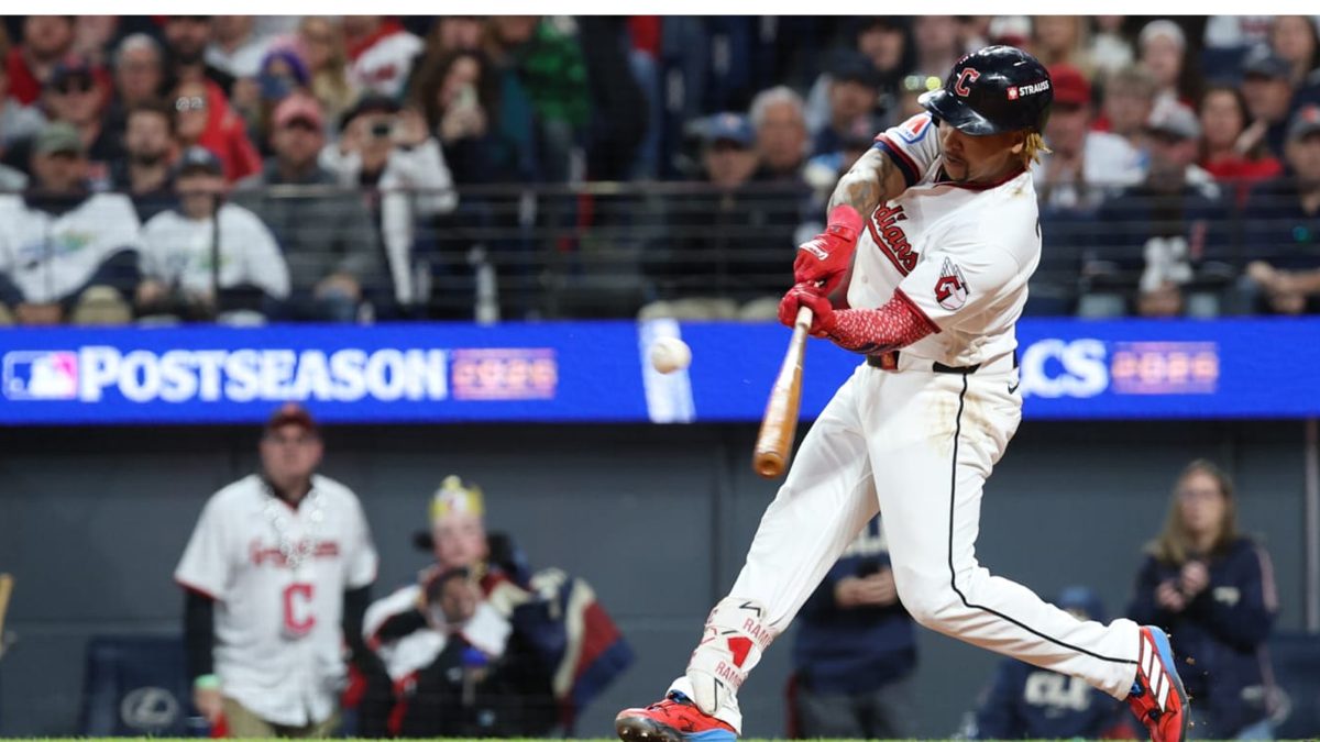José Ramírez, tercera base dominicano de los Guardianes de Cleveland, celebra en el Progressive Field durante la ALCS 2026
