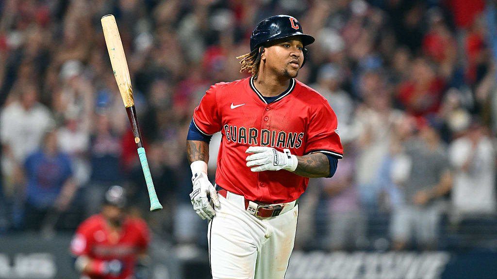 José Ramírez celebra tras conectar un sencillo en el Juego 5 de la ALCS en el Progressive Field de Cleveland