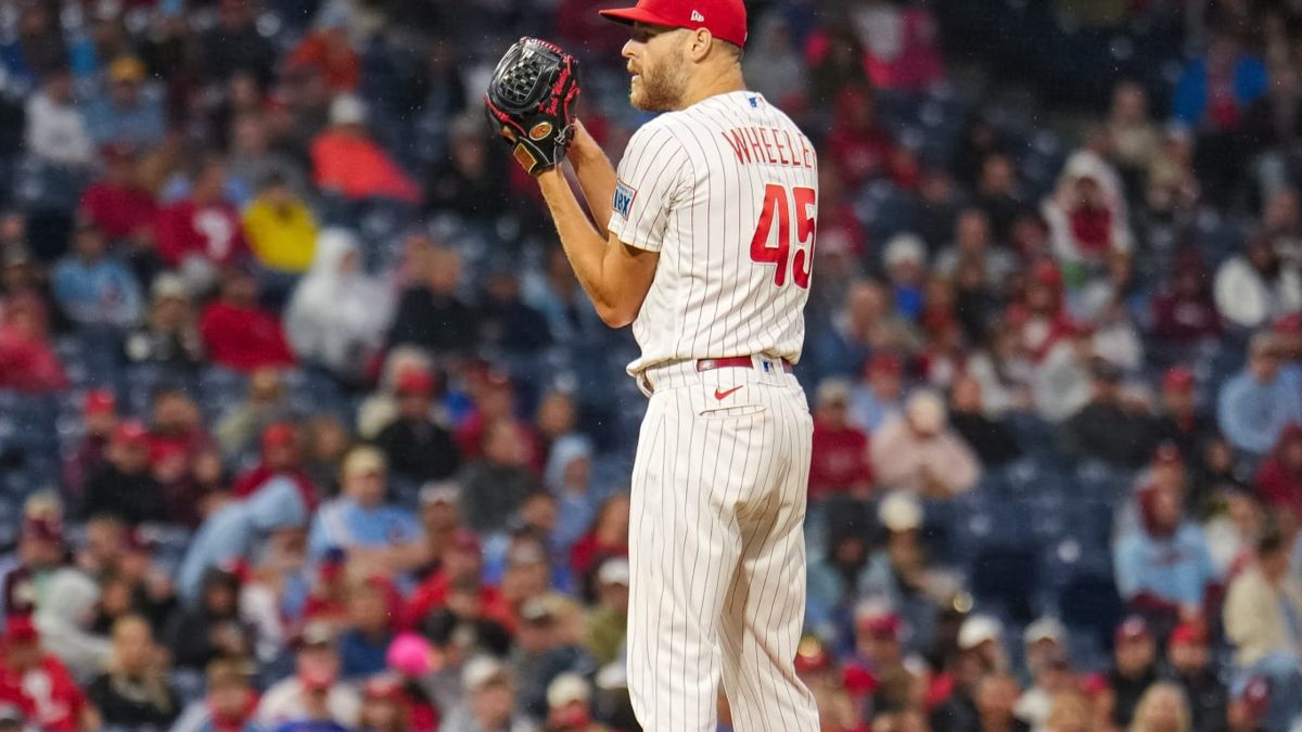 Zack Wheeler lanzando en Citizens Bank Park ante los Brewers de Milwaukee