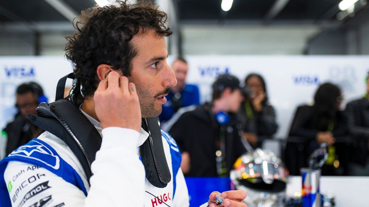 Daniel Ricciardo con el casco puesto en el cockpit de su monoplaza durante su etapa en la Fórmula 1