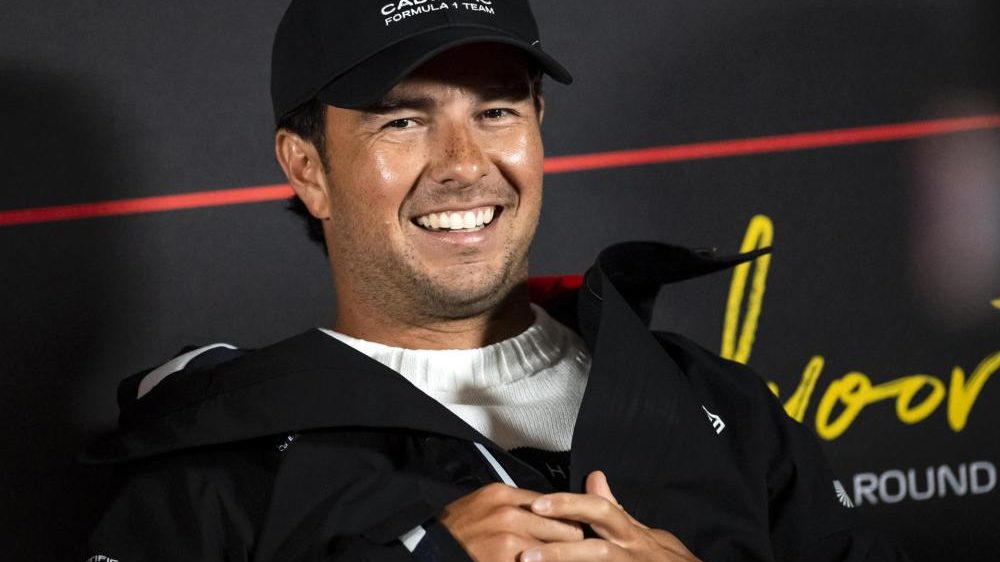 Checo Pérez al volante de un monoplaza de Fórmula 1 Cadillac en el Paseo de la Reforma de la Ciudad de México