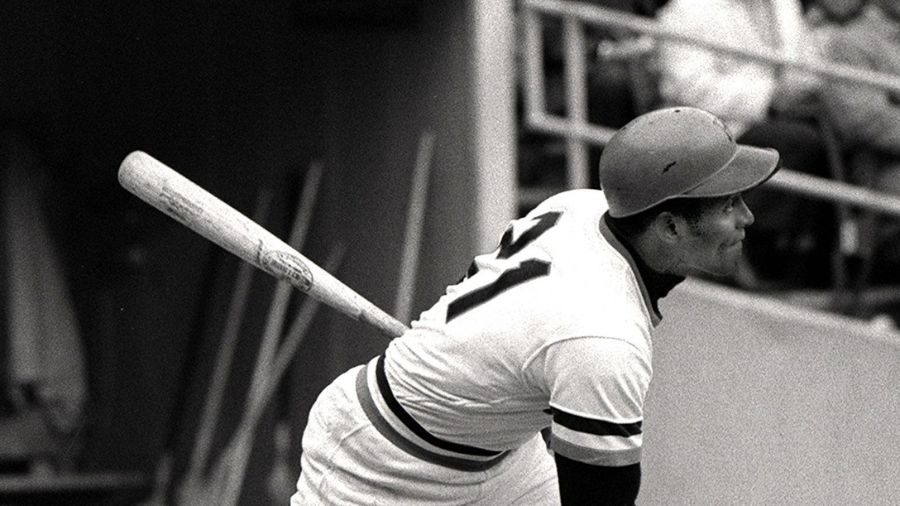 Roberto Clemente bateando en el Three Rivers Stadium de Pittsburgh en 1972, el día de sus 3,000 hits