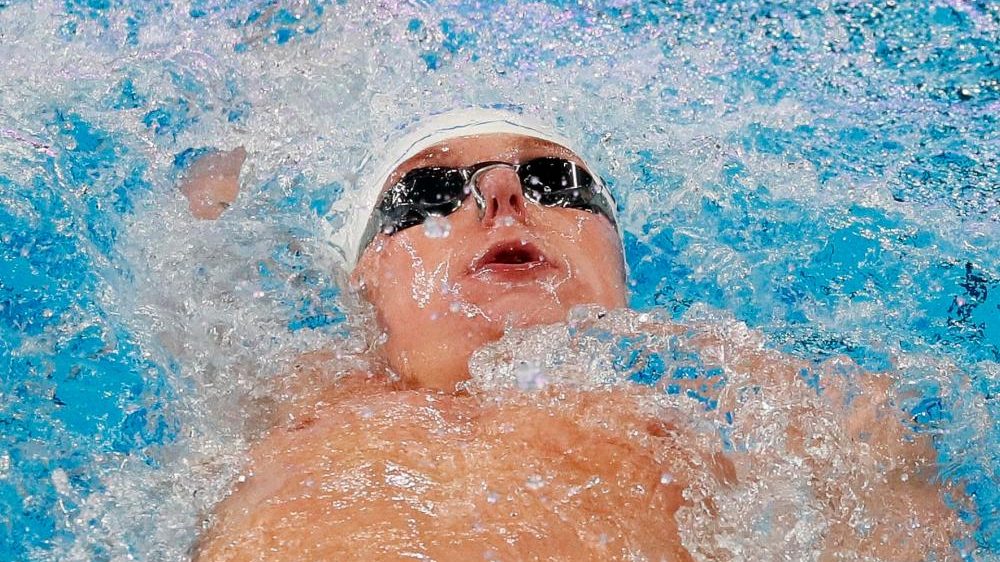Pieter Coetze celebra tras batir el récord mundial de los 50 metros espalda en la Copa del Mundo de natación en Tashkent