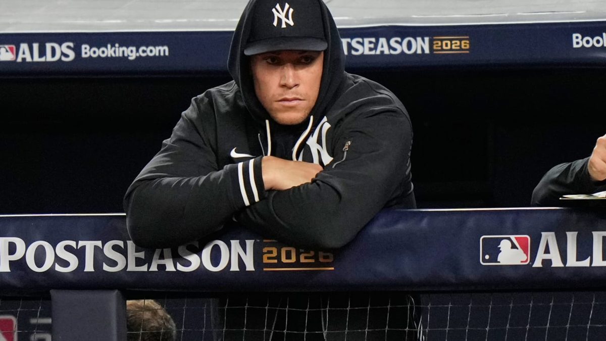 Aaron Judge con uniforme de los Yankees en el dugout durante los playoffs de la MLB 2026
