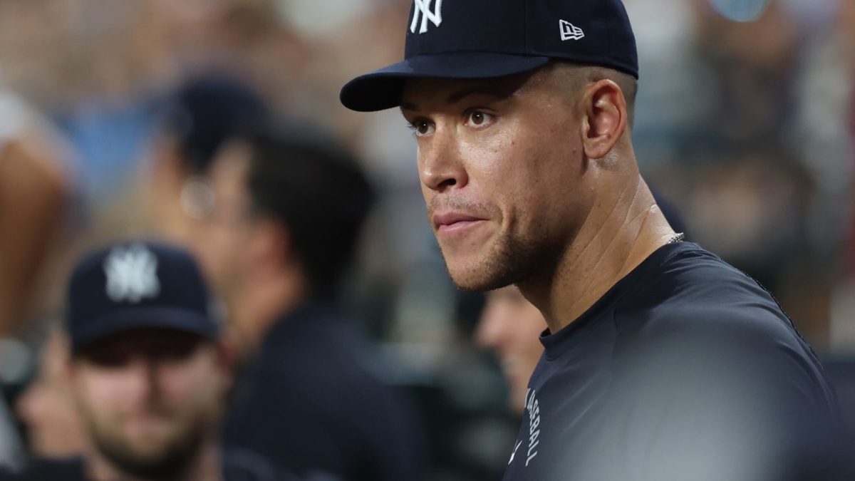 Aaron Judge con el uniforme de los Yankees durante los entrenamientos de postemporada mientras se recupera de una lesión en la pantorrilla
