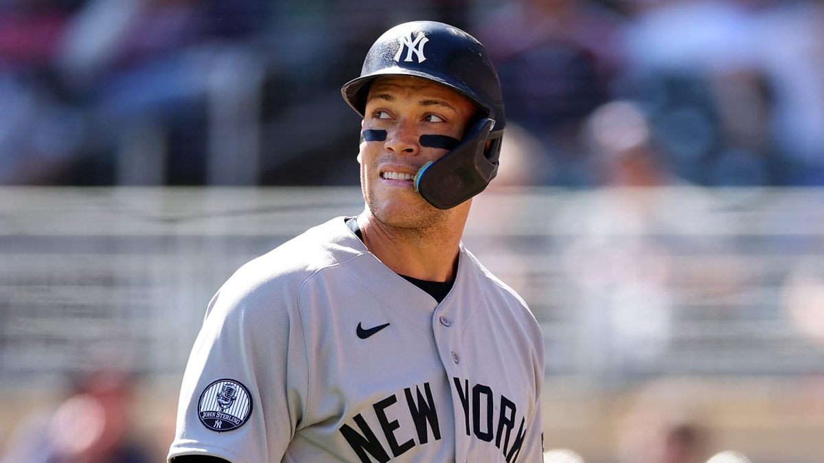 Aaron Judge sale del terreno asistido durante el juego de los Yankees ante los Twins en Target Field