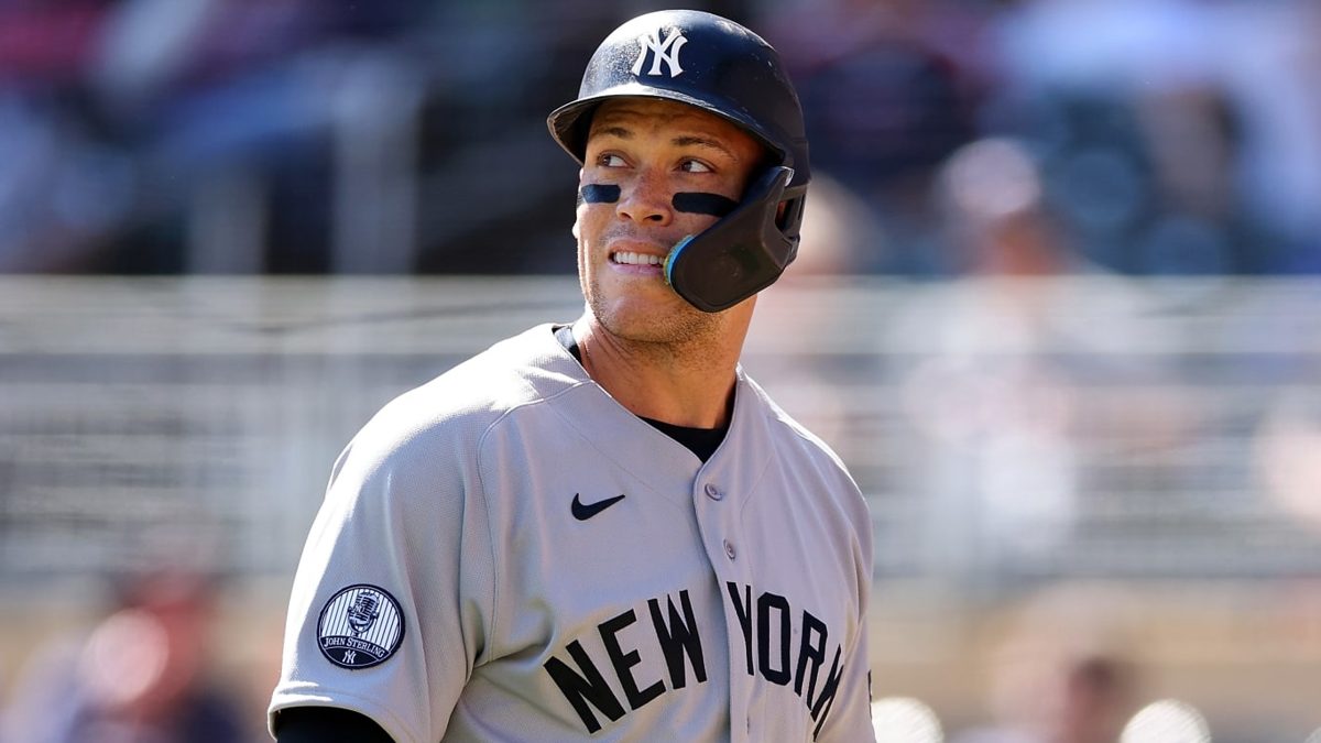 Aaron Judge con uniforme de los Yankees sale del campo tras ser reemplazado por un bateador emergente