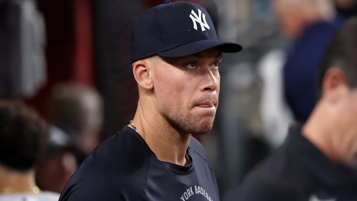 Aaron Judge con uniforme de los New York Yankees en el dugout durante un partido de MLB 2026