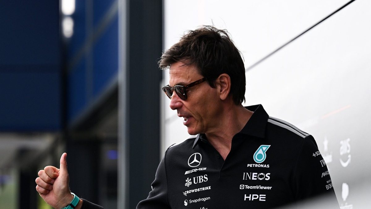 Toto Wolff observa desde el muro de boxes de Mercedes tras el abandono de George Russell en el GP de Bahrein en Malasia