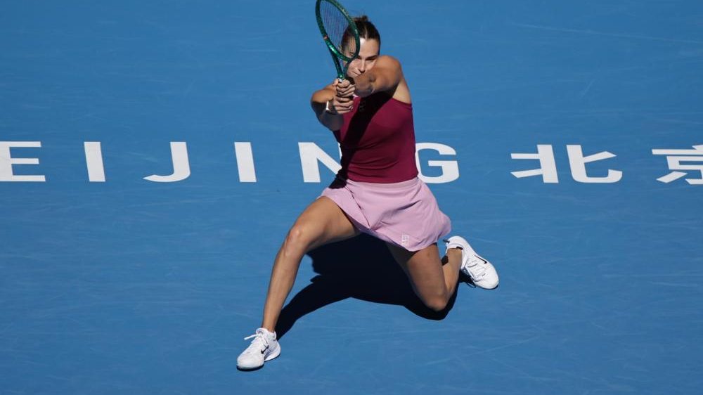 Nikola Bartunkova celebra su victoria ante Aryna Sabalenka en tercera ronda del Abierto de China en Pekín