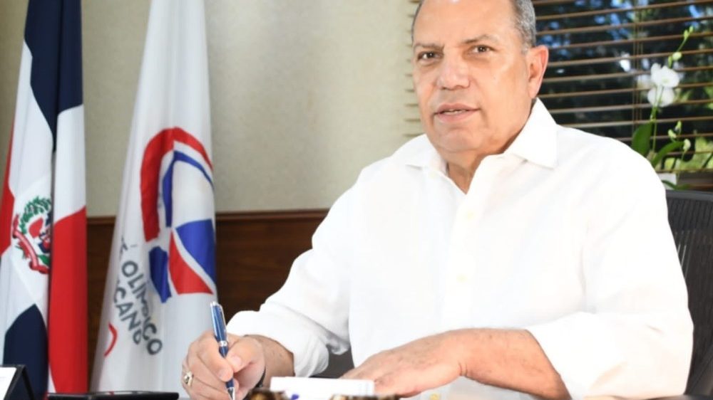 Jugadores de softbol molinete en posición de lanzamiento y recepción durante un entrenamiento en República Dominicana