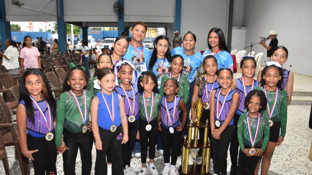 Gimnastas de la Academia Dolls Gymnastic de San Francisco de Macorís posan con sus medallas en el torneo IGA de Panamá