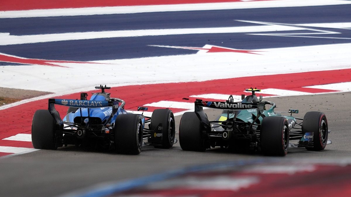 Fernando Alonso en su Aston Martin AMR26 durante el Gran Premio de Estados Unidos en Austin junto a Alexander Albon de Williams