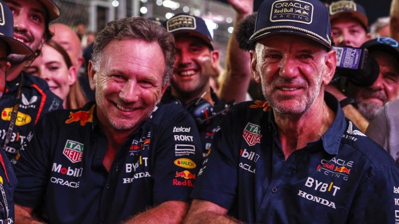 Adrian Newey y Christian Horner en el box de Red Bull Racing durante una carrera de Fórmula 1