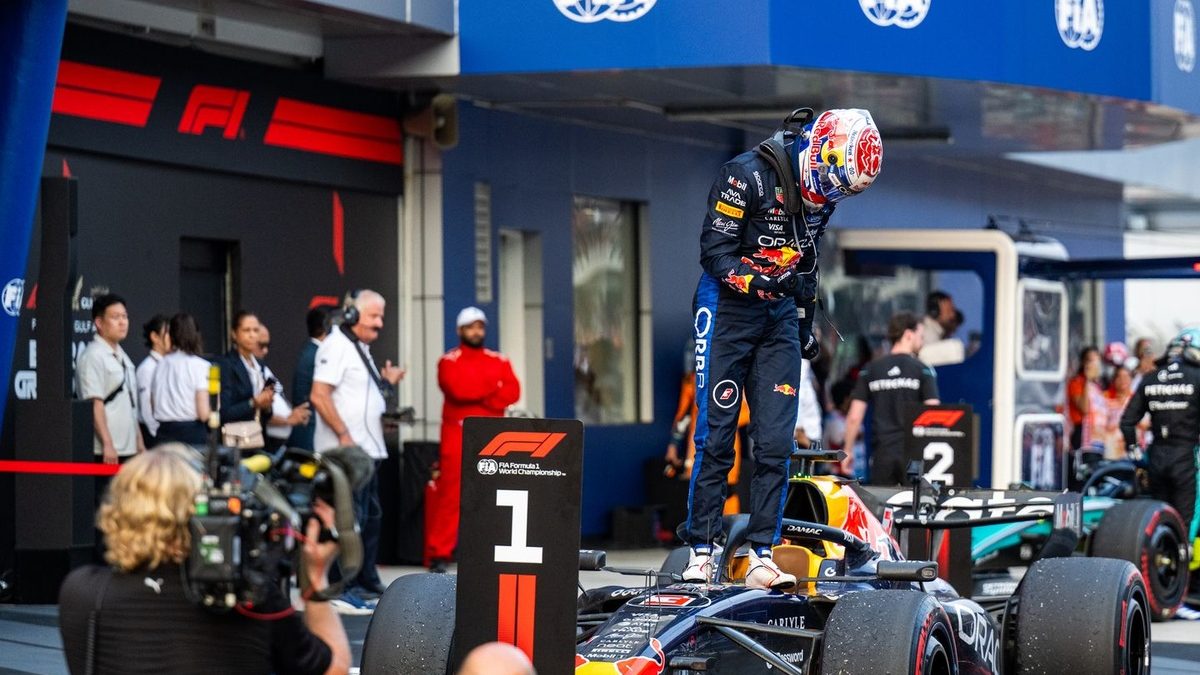 Laurent Mekies y Max Verstappen en el garaje de Red Bull Racing durante la temporada 2026 de Fórmula 1