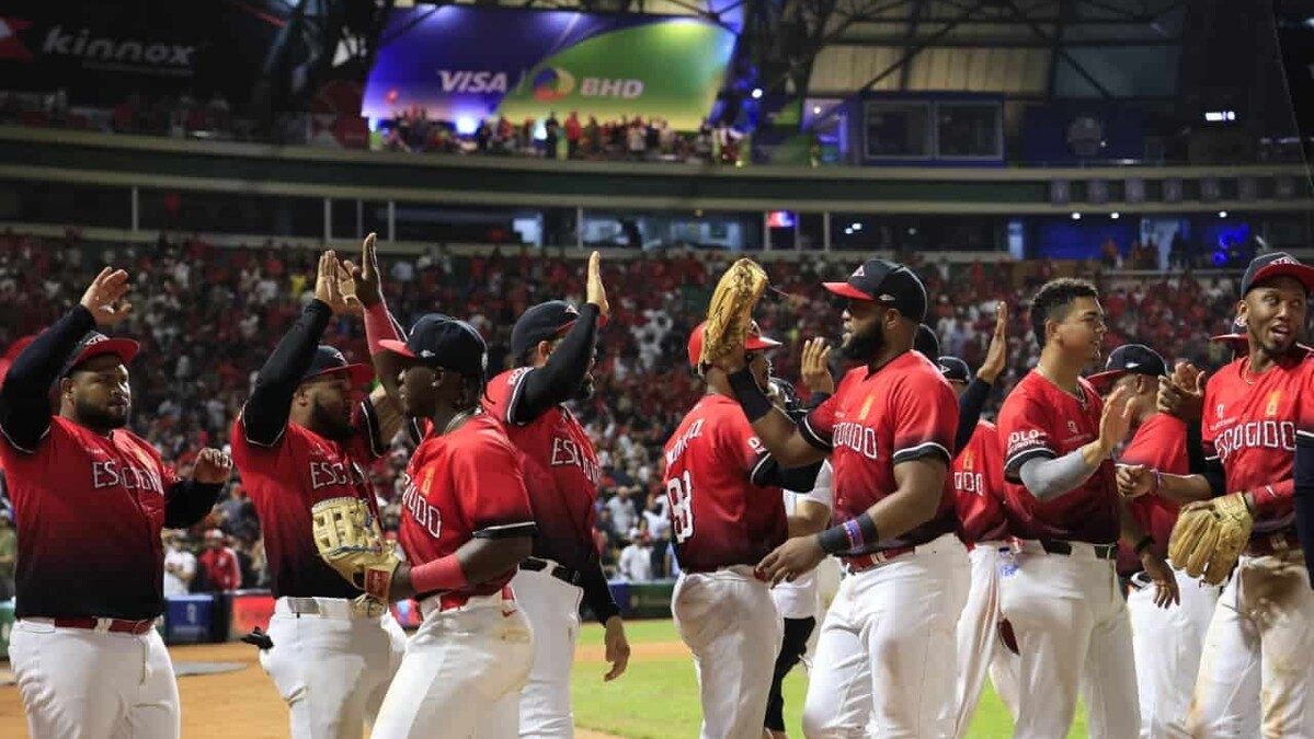 Peloteros dominicanos en el terreno durante un juego de la Liga de Béisbol Profesional de la República Dominicana