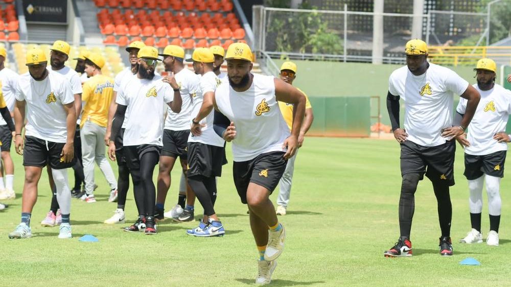 Jugadores de las Águilas Cibaeñas durante el primer día del Águilas Camp 2026 en el estadio Cibao, Santiago