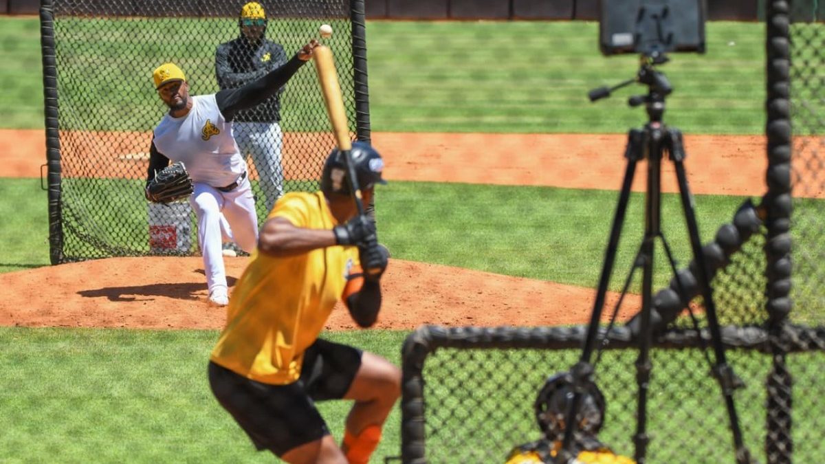 Jugadores de las Águilas Cibaeñas entrenando en el estadio Cibao durante el Águilas Camp 2026