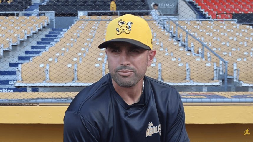 Luis Urueta dirigente de las Águilas Cibaeñas hablando con la prensa en el Estadio Cibao de Santiago