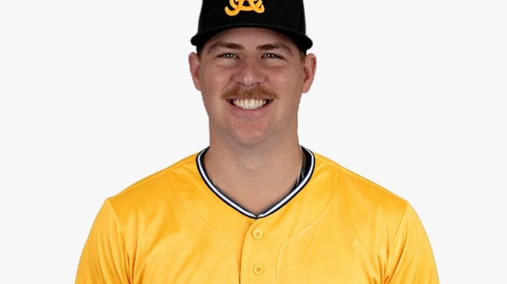 Josh Winckowski lanzando en uniforme de los Medias Rojas de Boston durante un partido de Grandes Ligas