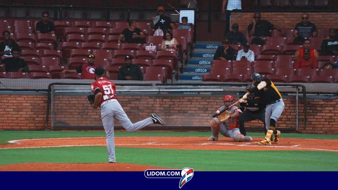 Ronny Rodríguez celebra jonrón de las Águilas Cibaeñas contra los Gigantes del Cibao en el Estadio Julián Javier
