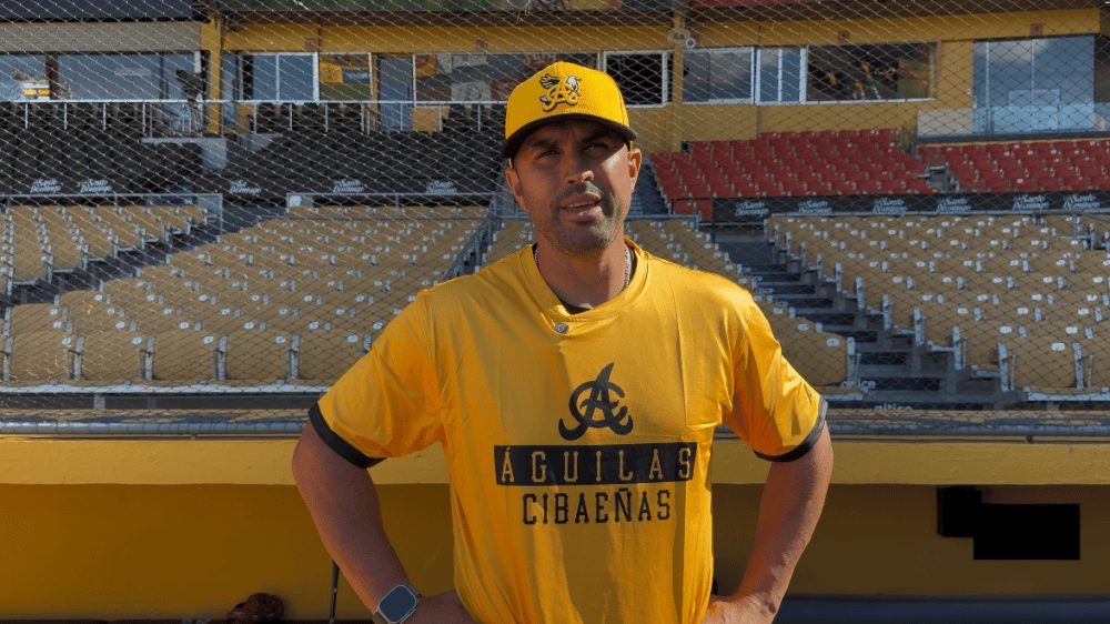 Luis Pipe Urueta, manager de las Águilas Cibaeñas, en el dugout durante un partido de LIDOM