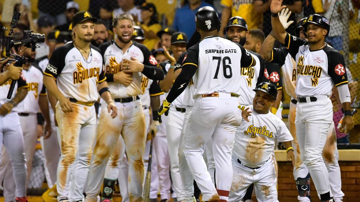 Juego de béisbol invernal entre Águilas Cibaeñas y Tigres del Licey en el estadio Quisqueya Juan Marichal