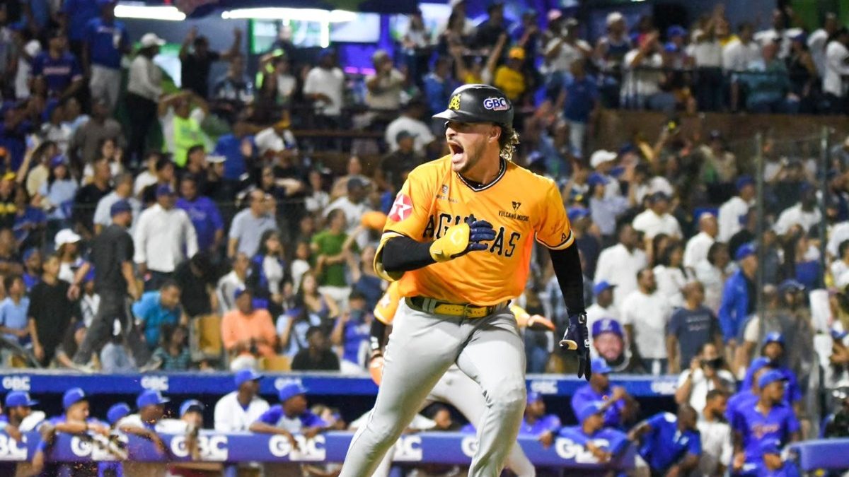 Jugadores de las Águilas Cibaeñas celebran la victoria 9-5 sobre el Licey en el Estadio Quisqueya Juan Marichal