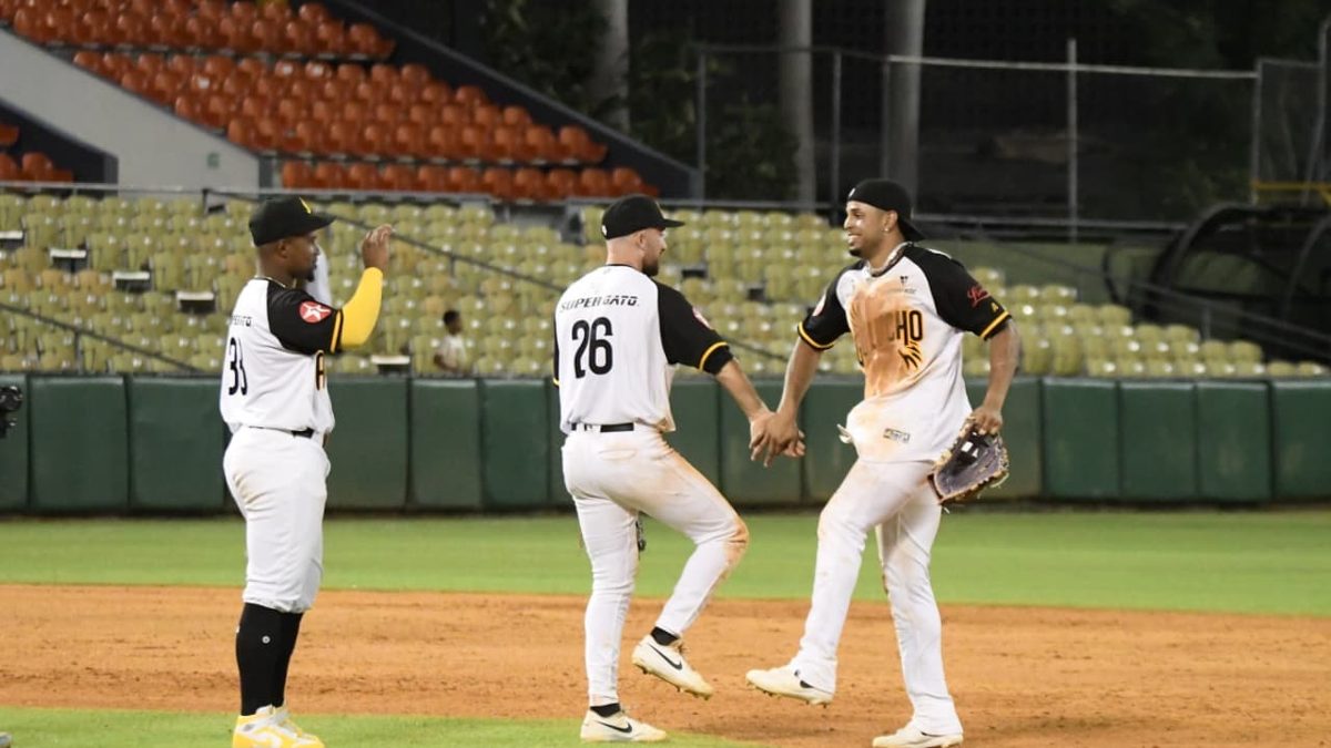 Lanzador de las Águilas Cibaeñas celebra tras registrar el último out ante los Gigantes del Cibao en el estadio Cibao