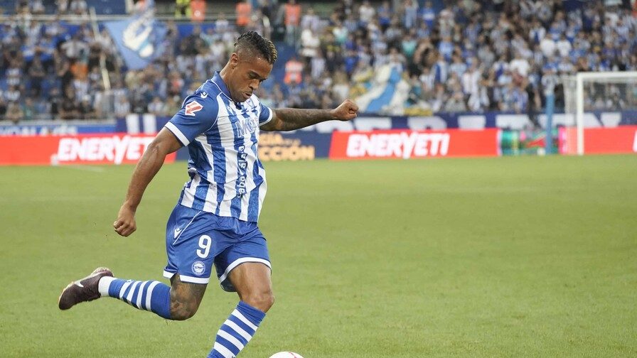 Jugadores del Alavés celebrando el gol de Lucas Boyé ante el Villarreal en el estadio Mendizorroza