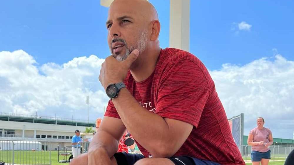 Alex Cora en el dugout durante un partido de béisbol de Grandes Ligas