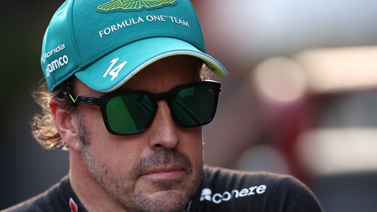 Fernando Alonso al volante del Aston Martin en el circuito urbano de Bakú durante la clasificación del Gran Premio de Azerbaiyán 2026