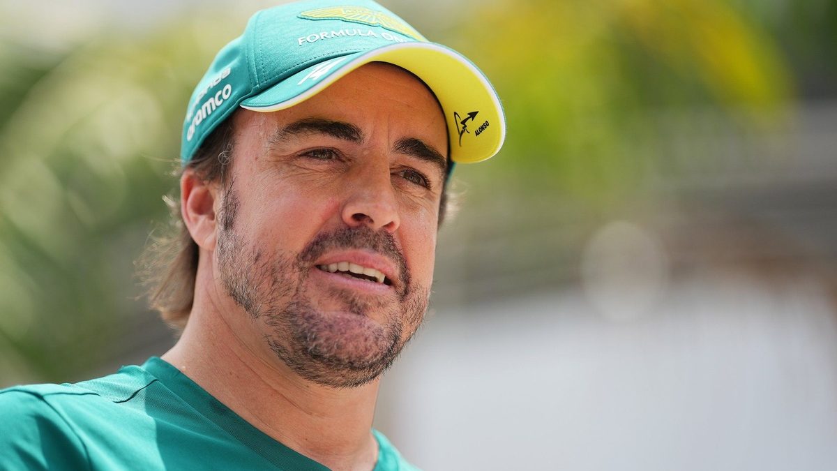Fernando Alonso con su hijo Leonard en un circuito de karting, el piloto de Aston Martin sostiene al bebé en brazos