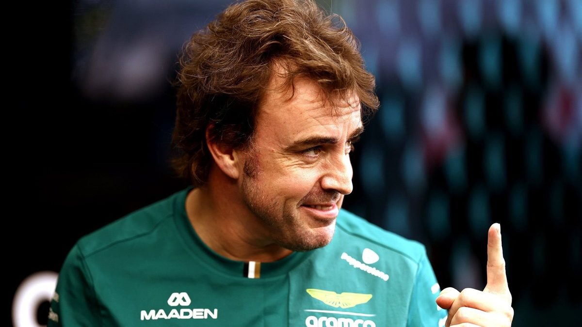 Fernando Alonso en el paddock de Bakú durante la sesión de medios del Gran Premio de Azerbaiyán 2026