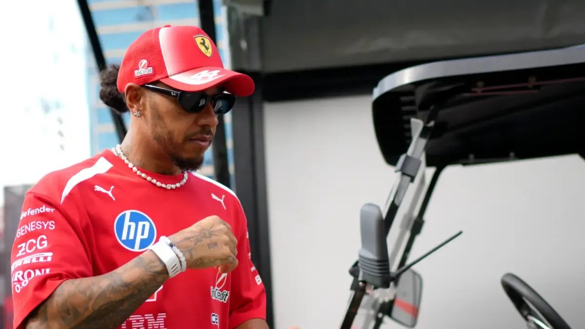 Lewis Hamilton hablando con la prensa en el paddock del circuito de Sepang durante el GP de Baréin 2026
