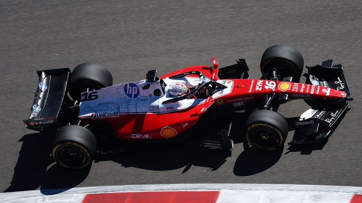Ferrari SF-26 en pista con modificaciones en las entradas de aire de los radiadores durante el GP de Estados Unidos 2026