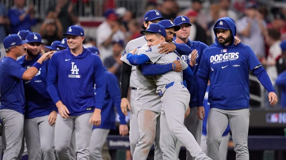 Andy Pagés batea un sencillo productor de dos carreras en el séptimo inning del Juego 4 de la SDLN ante los Bravos de Atlanta