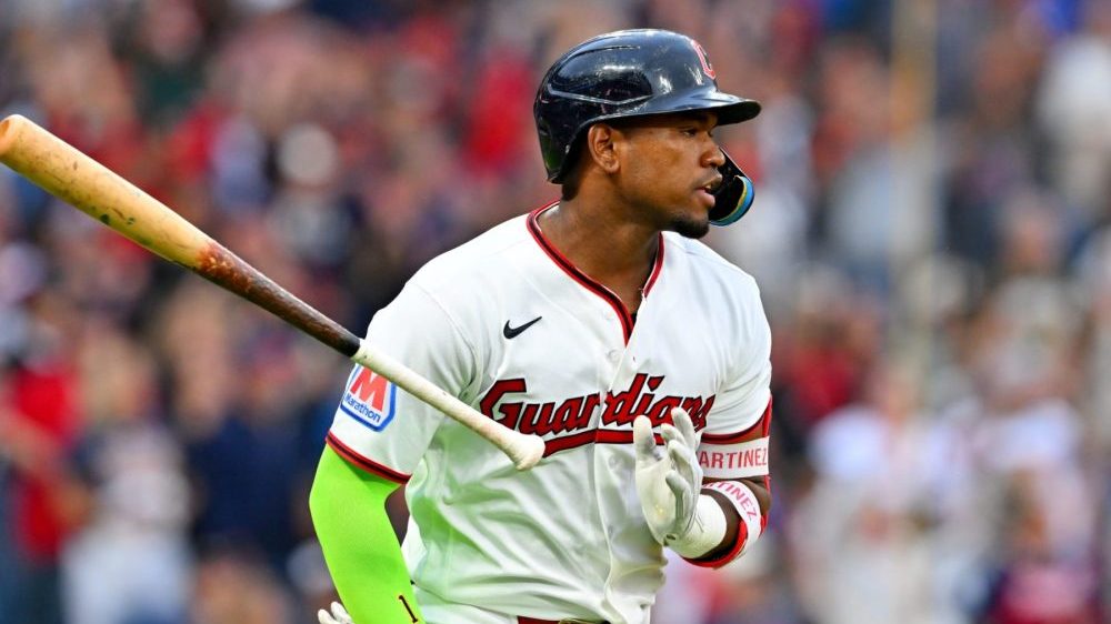 Ángel Martínez celebra jonrón en Progressive Field durante victoria 12-6 de Guardianes sobre los Atléticos