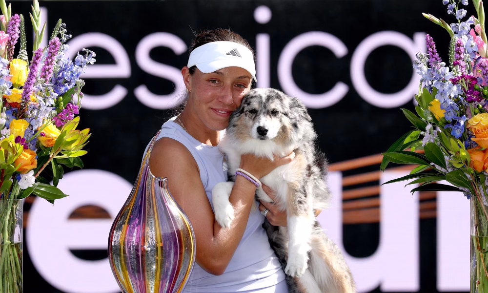 Beacon, golden retriever y animal de terapia del equipo de gimnasia artística de Estados Unidos, junto a deportistas olímpicos