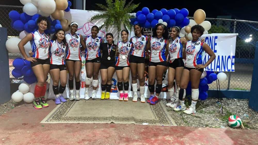 Atletas del Club Villa Carmen celebran su campeonato en el torneo de la Academia Betemit, Santo Domingo Este, octubre 2026