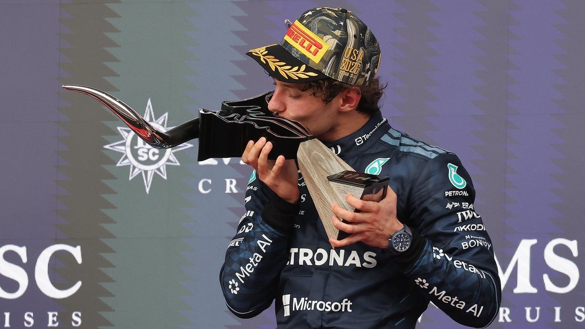 Andrea Kimi Antonelli celebra en el podio del Gran Premio de Estados Unidos en Austin con el monoplaza de Mercedes