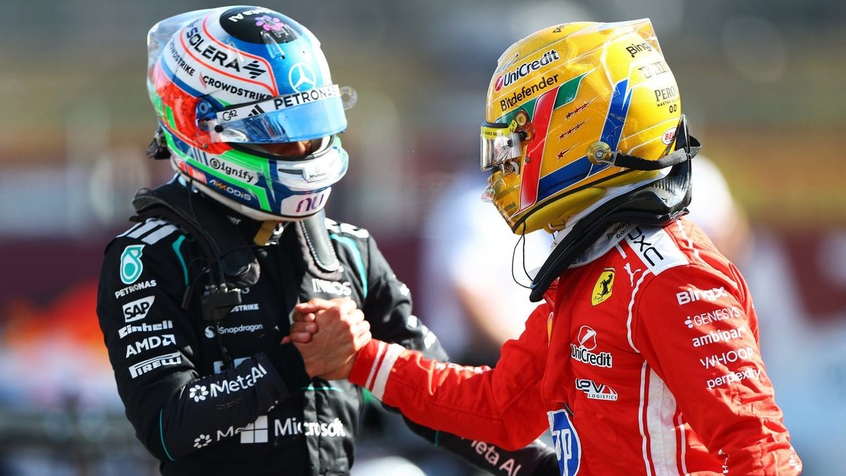 Lewis Hamilton en Ferrari junto a Kimi Antonelli en Mercedes durante el Gran Premio de Estados Unidos 2026 en Austin