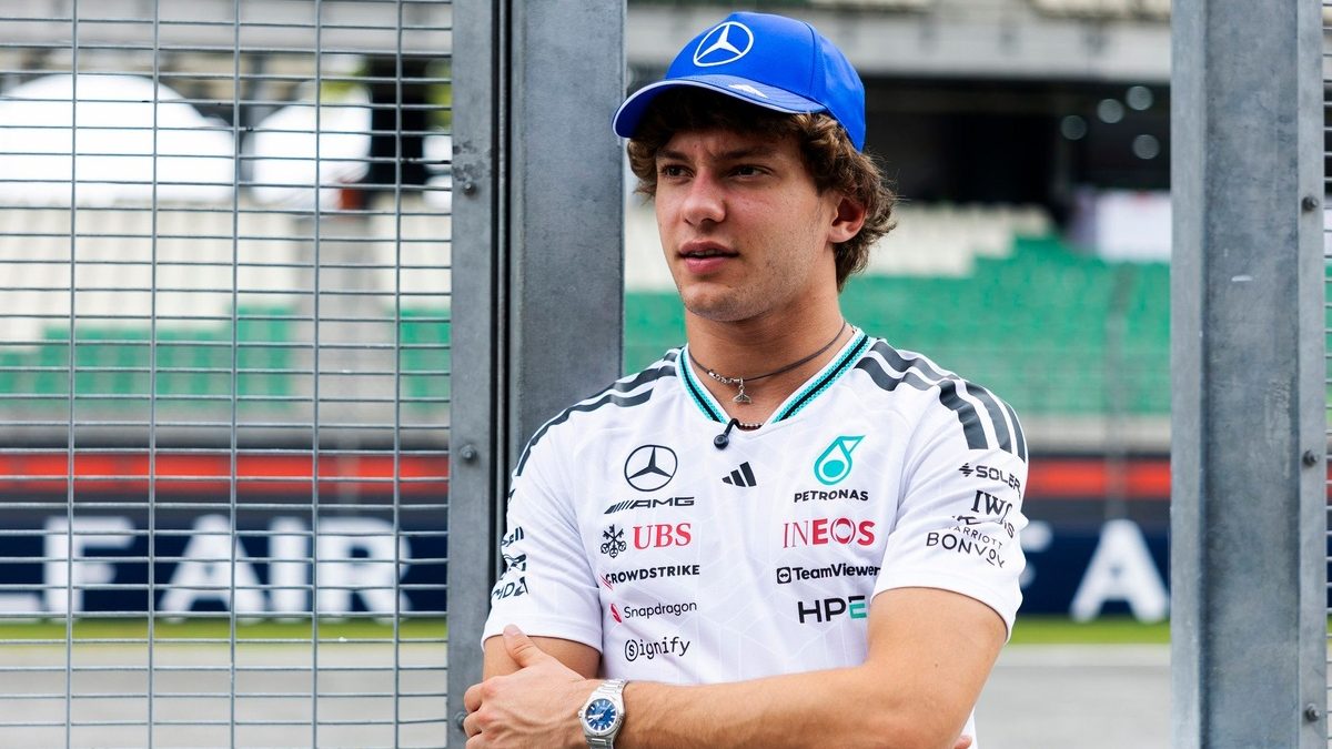 Kimi Antonelli al volante de su Mercedes durante el Gran Premio de Azerbaiyán en el circuito urbano de Bakú