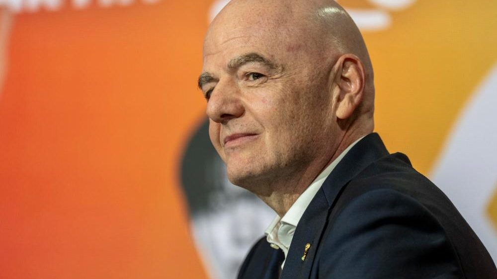 Gianni Infantino, presidente de la FIFA, habla ante los medios durante un evento oficial de fútbol