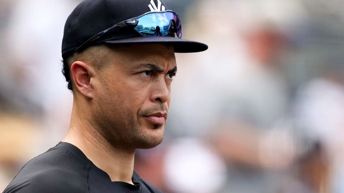 Giancarlo Stanton en posición de bateo durante práctica en el Yankee Stadium antes de la Serie del Comodín